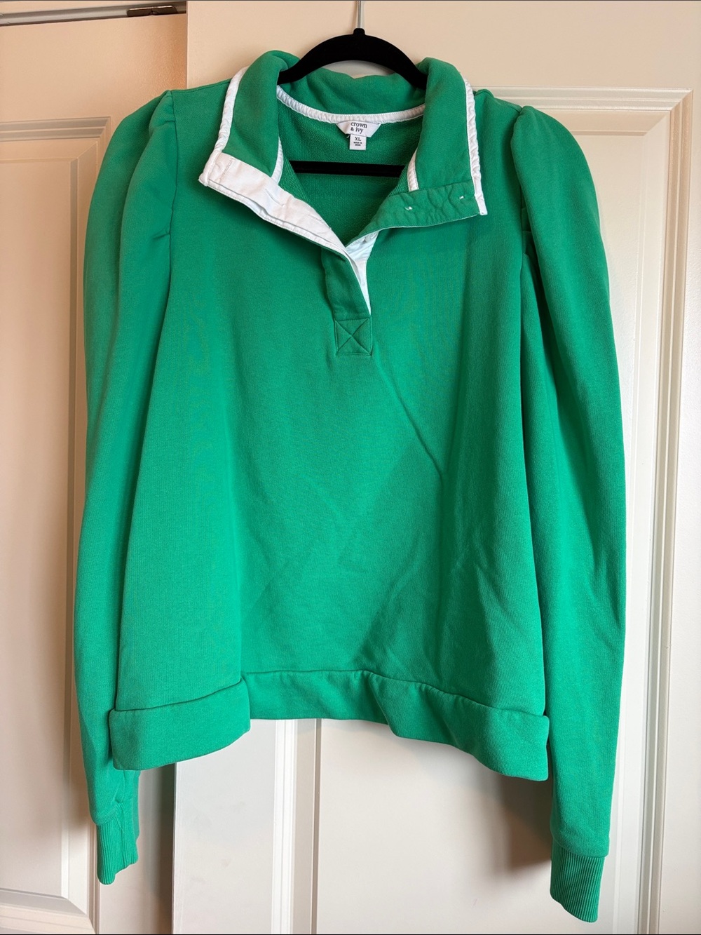 crown & ivy Green Cowl Neck Pullover with White Trim